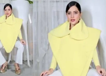 Urfi Javed turns 'samosha'