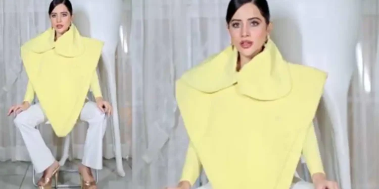 Urfi Javed turns 'samosha'