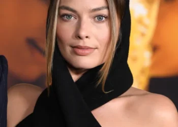 Margot Robbie Responds to Backlash Over Pitt's Kiss