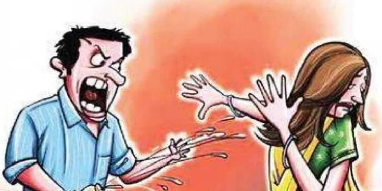 Exclusive: दिल्ली में 17 साल की छात्रा पर दो युवकों ने फेका तेजाब