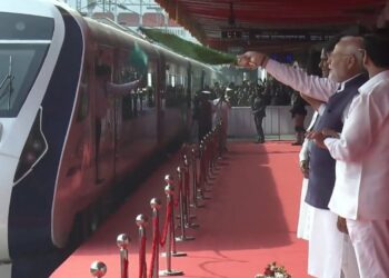 Nagpur: Prime Minister Modi flagged off the sixth Vande Bharat Express