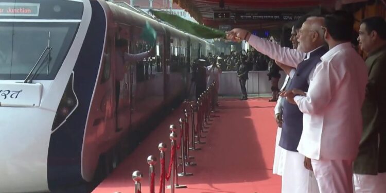 Nagpur: Prime Minister Modi flagged off the sixth Vande Bharat Express