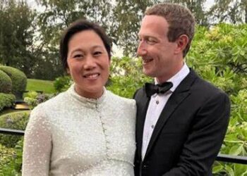 New Year: Mark Zuckerberg shares photo with a pregnant wife, says "love coming in 2023"