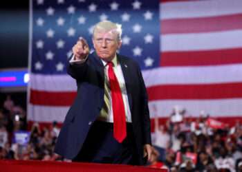 Trump seen without Melanie, what happened?