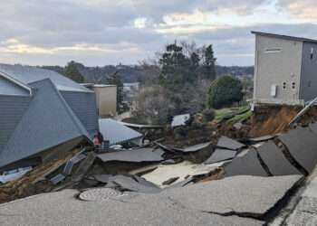 Earthquake in the north-central Japan collapse 5 homes