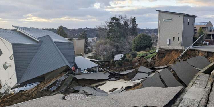 Earthquake in the north-central Japan collapse 5 homes